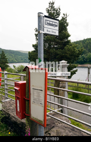 Regno Unito Galles Powys Rhayader Elan valle rurale remota fermata bus a Garreg diga di DDU Foto Stock