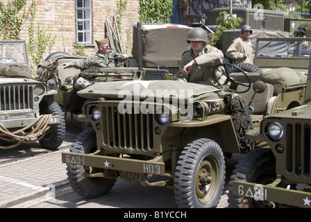 WW2 rievocazione con 'americano' le truppe e i veicoli da qualche parte in Inghilterra meridionale appena prima del D-Day. Foto Stock