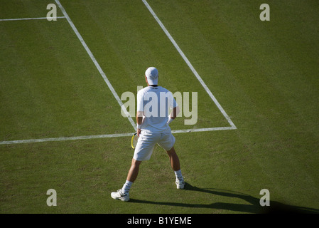 Leyton Hewitt si prepara a ricevere un servire da Robin Haase durante il torneo di Wimbledon 2008 Foto Stock