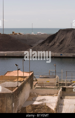 Carbone, sabbia e altri aggregati a Shoreham porta, Sussex, Inghilterra Foto Stock