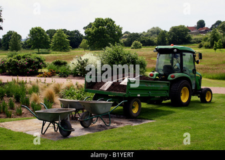 JOHN DEERE 3720 giardino il trattore e il rimorchio RHS HYDE HALL ESSEX REGNO UNITO Foto Stock