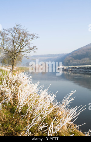 Scena Wintery inferiore Valle Wye a ponte Bigsweir, con gelo. Foto Stock