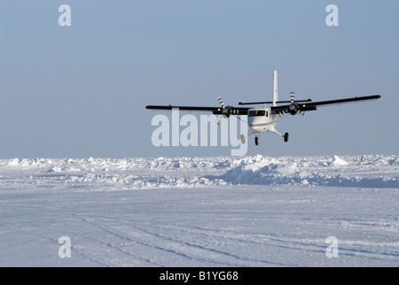 De haviland Twin Otter DHC-6 sbarco nell'artico su una pista di ghiaccio. Foto Stock