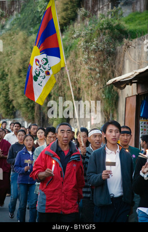 Tibetani portare la bandiera e marzo in segno di protesta dei cinesi di violazioni dei diritti umani in Tibet MCLEOD PISTA DHARMSALA INDIA Foto Stock