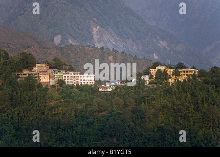 MCLEOD GANJ nei foothills dell'Himalaya è ora la casa del XIV Dalai Lama in esilio DHARAMSALA INDIA Foto Stock