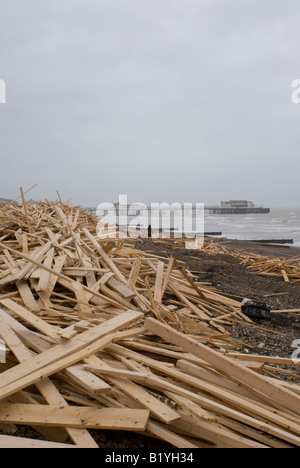 Tavole di legno lavato fino a Worthing beach da un naufragio. Foto Stock