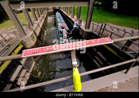 Sicurezza su gran bretagna da corsi d'acqua. Un salvagente si blocca su blocca vicino a Stratford-Upon-Avon con 'ciò consente di risparmiare la vita' signage sopra. Foto Stock