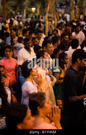 I devoti a pregare davanti al tempio all'interno delle Grotte Batu durante l'annuale festival indù di THAIPUSAM Kuala Lumpur in Malesia Foto Stock