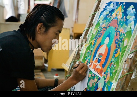 Un pittore THANKA impara il suo mestiere presso il Norbulingka Istituto un buddista tibetana CENTRO CULTURALE DHARMSALA INDIA Foto Stock