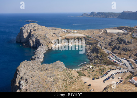 Guardando verso il basso sul piccolo porto dell Apostolo Paolo. Lindos, l' isola di Rodi, Grecia. Foto Stock