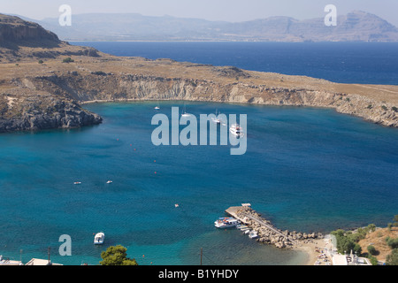 Guardando verso il basso sul piccolo porto dell Apostolo Paolo da Lindos Acropoli sull'isola greca di Rodi. Foto Stock