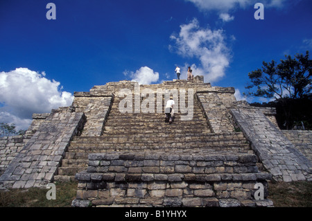 I turisti la scalatura dell'Acropoli la struttura principale presso le rovine Maya di Chinkultic vicino Comitan, Chiapas, Messico Foto Stock