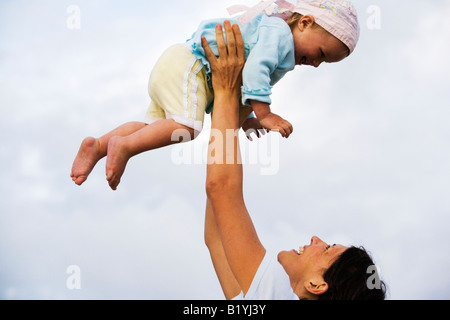 Madre figlia di contenimento in aria sorridente Foto Stock