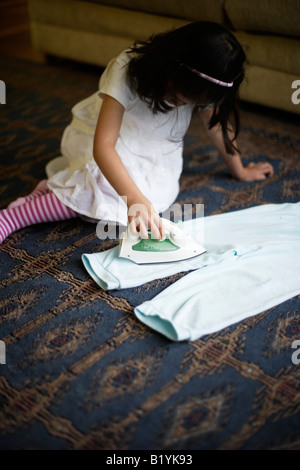 Bambina gioca con il giocattolo di ferro e asse da stiro Foto stock - Alamy