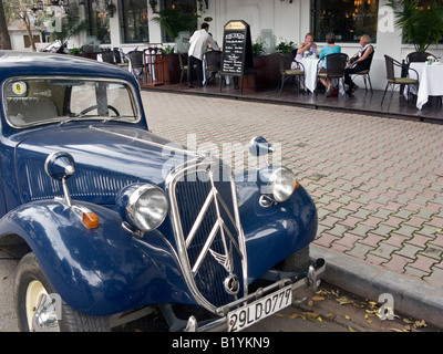 Citroen avant trazione 1940s auto di fronte all'Hotel Sofitel Metropole Hotel Hanoi, Vietnam Foto Stock