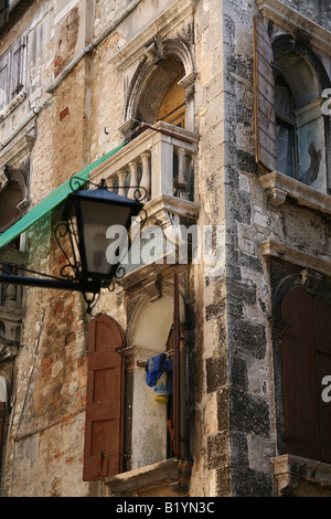 Balcone e attraente muratura in pietra nel centro di Rovigno Città Vecchia - Croazia Foto Stock