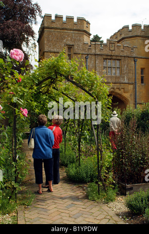 I visitatori in stile vittoriano orto a Castello di Sudeley Winchcombe GLOUCESTERSHIRE REGNO UNITO Foto Stock