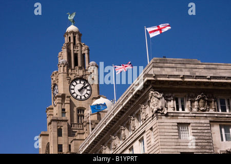 Il Liver Building con bandiere, Liverpool Foto Stock