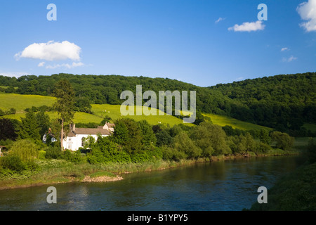 Chiesa Moravion dal ponte Brockweir, Galles/Inghilterra frontiera, fiume Wye Wye Valley. Foto Stock