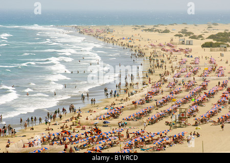 Persone su Playa des Ingles a Gran Canaria e la spiaggia con il mare Foto Stock