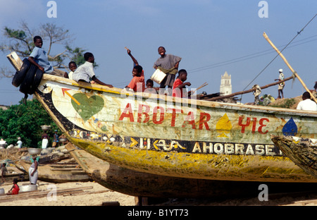 Il ghana senya beraku beach in scena con la barca da pesca Foto Stock