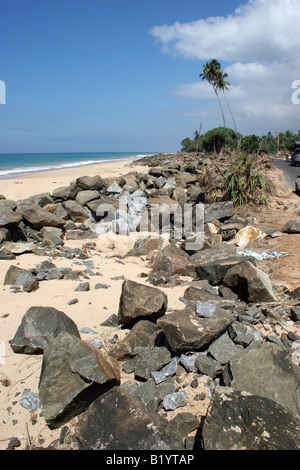 La costa di protezione che è stato posto per proteggere la costa occidentale dello Sri Lanka contro erosione è stata danneggiata dal terremoto e dallo tsunami. Foto Stock