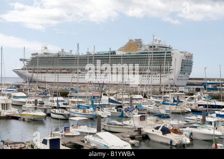 P & O nave da crociera "Ventura' attracco al porto di Funchal, Madeira Foto Stock