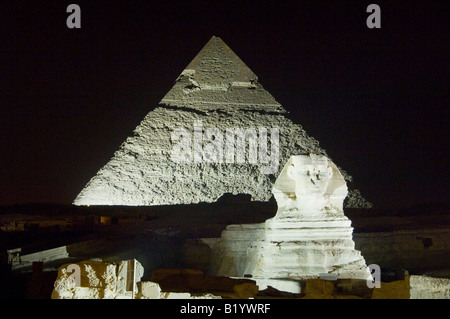 Le piramidi di Giza e della sfinge illuminate con luci durante lo spettacolo di suoni e luci in Il Cairo Egitto Foto Stock