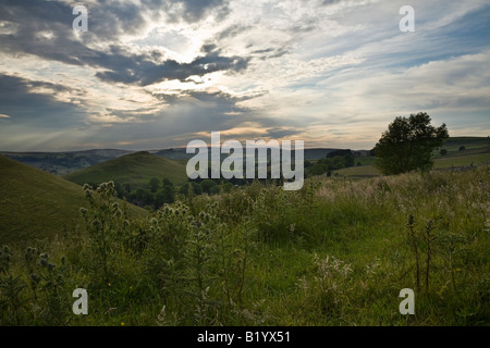 Tramonto in alto Colomba Valley vicino a Earl Sterndale, Parco Nazionale di Peak District, Derbyshire, England, Regno Unito Foto Stock
