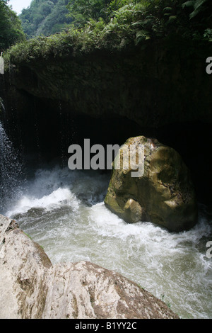 Il Rio Cahabón fluisce in un tunnel naturale, Semuc Champey, Guatemala Foto Stock