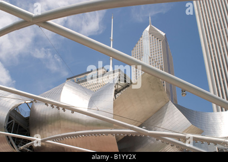 Chicago s Jay Pritzker Pavillion con skyline in background Foto Stock