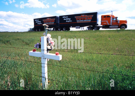 La guida carrello passato croce memoriale per le vittime di incidenti Foto Stock