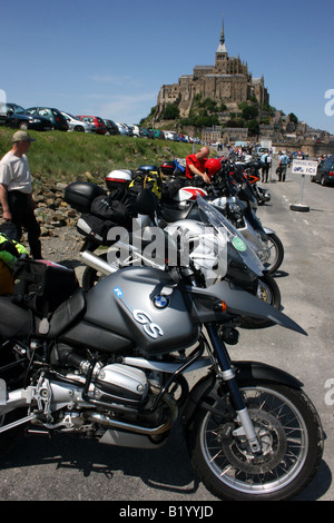 Moto parcheggiate davanti a Mont Saint Michel, in Normandia, Francia Foto Stock