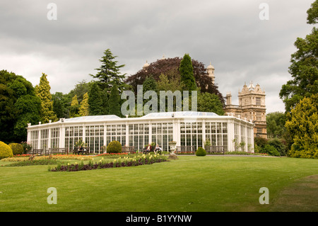 La clematide Casa e giardino formale, Wollaton Hall di Nottingham, Inghilterra Foto Stock