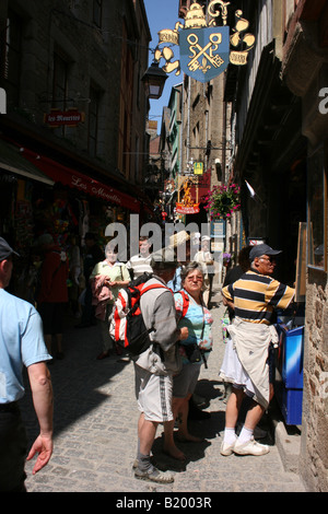 I turisti nelle strette strade di Mont Saint Michel, in Normandia, Francia Foto Stock