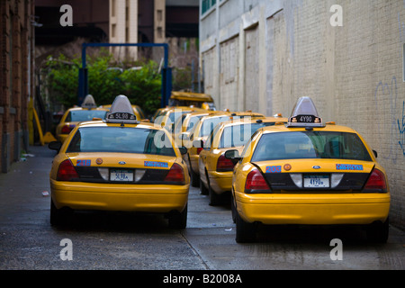 NYC giallo taxi parcheggiato nel vicolo tra edifici Queens NY USA Foto Stock