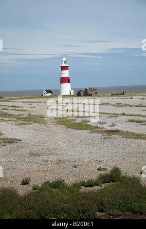 Shingle creste e faro di Orford Ness spit Foto Stock