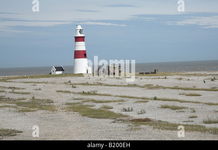 Shingle creste e faro di Orford Ness spit Foto Stock