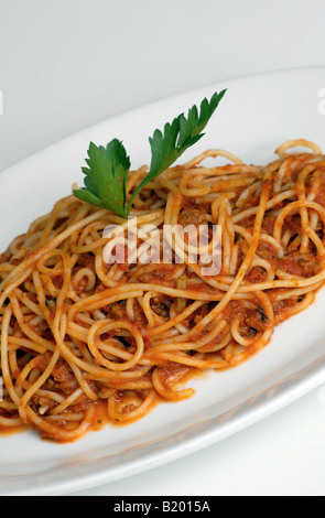 Spaghetti alla bolognese su una piastra bianca come viene servito in un ristorante italiano Foto Stock