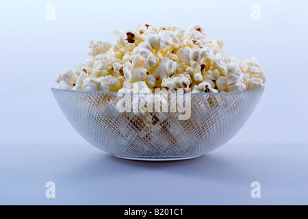 Ciotola di popcorn su sfondo bianco Foto Stock