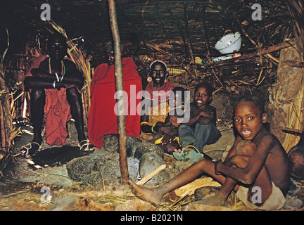 Samburu famiglia all'interno della loro capanna tradizionale nei pressi del Monte Nyiru Kenya Settentrionale Africa orientale Foto Stock