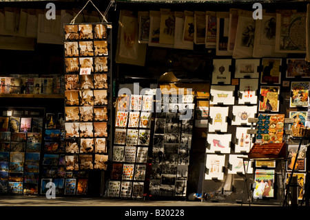 Arte e cartolina stand lungo la Senna nel Quartiere Latino di Parigi, Francia. Foto Stock