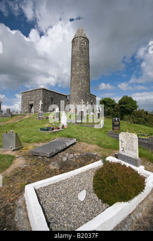 Roundtower, chiesa e cimitero a Turlough, County Mayo, Irlanda Foto Stock