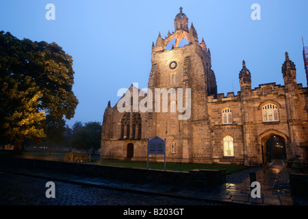 Città di Aberdeen, Scozia. Kings College Chapel presso il College di limiti Old Aberdeen con il quadrangolo entrata in primo piano. Foto Stock