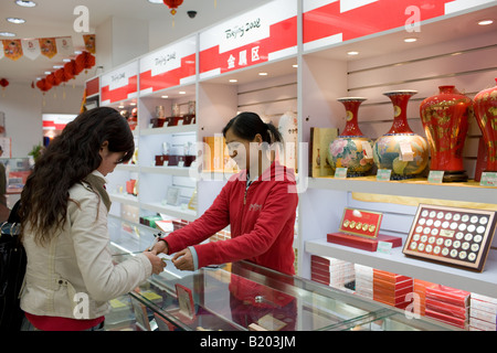 Giochi Olimpici di Pechino 2008 souvenir shop in una sistemazione di department store Wangfujing Street Beijing Cina Foto Stock