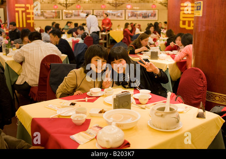 Diners a tavola in Quanjude Roast Duck Restaurant Wangfujing Street Beijing Cina Foto Stock