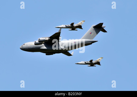 RAF C17 Boeing Globemaster III strategic airlifter scortato da due F3 di getti di tornado Foto Stock