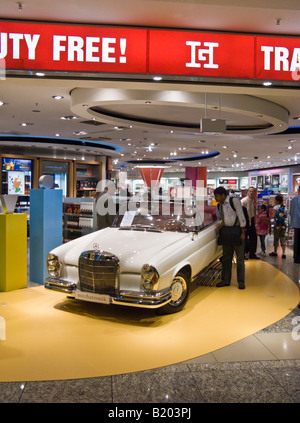 Vintage Mercedes Benz 220e cabrio, Duty Free Shop, l'aeroporto di Francoforte, Germania Foto Stock