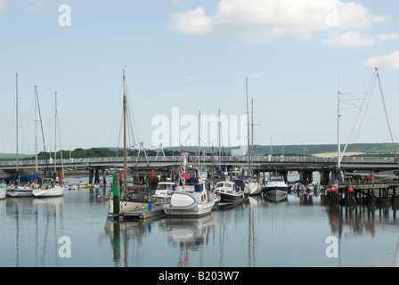 Barche e yacht ormeggiati a Yarmouth Harbour / Fiume Yar a Yarmouth sull'isola off Wight, Regno Unito. Foto Stock