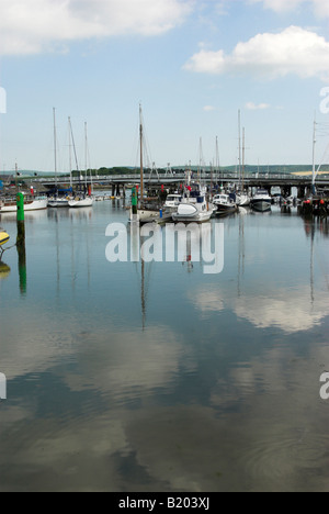 Barche e yacht ormeggiati a Yarmouth Harbour / Fiume Yar a Yarmouth sull'isola off Wight, Regno Unito. Foto Stock